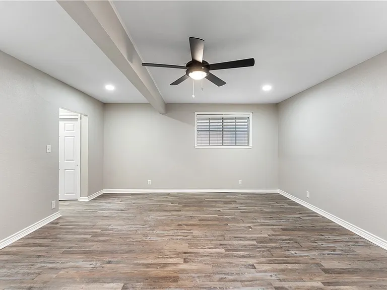 4937 Holmes Dr — Photo 12