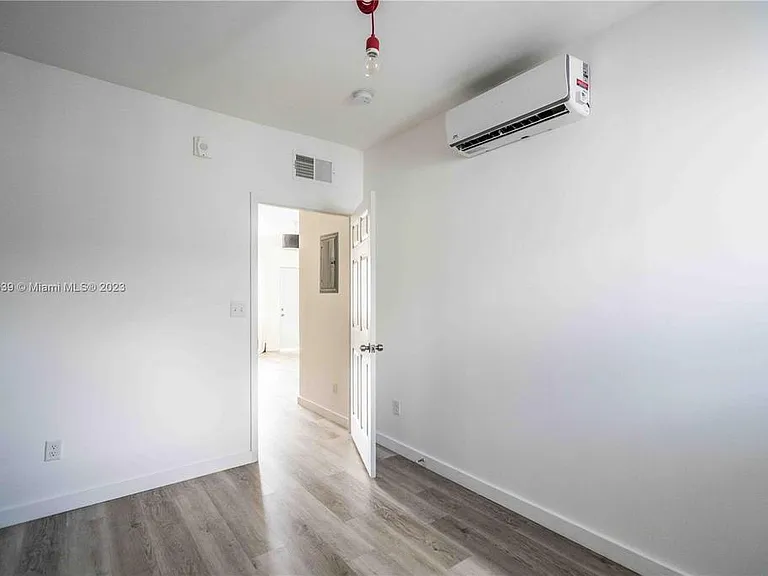 1561 Jefferson Ave #5 — Photo 11