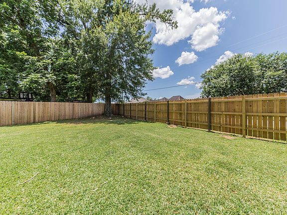 3rd image of 102 Crest Cir