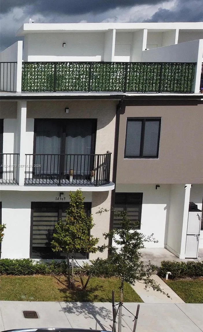 4 bed, 3.5 bath, 1398 sqft, $3,000 — Photo 2
