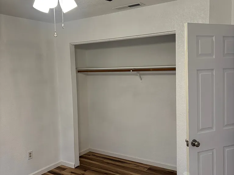 526 Kenbrook Ct — Photo 12