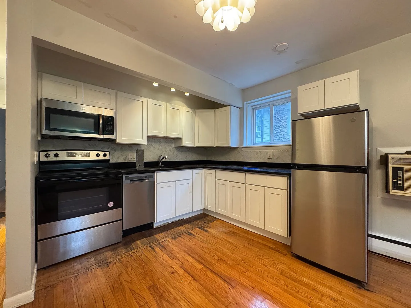 Bright Renovated East Rock 1BR Close to Yale Campus and Shuttle Stops — Photo 1