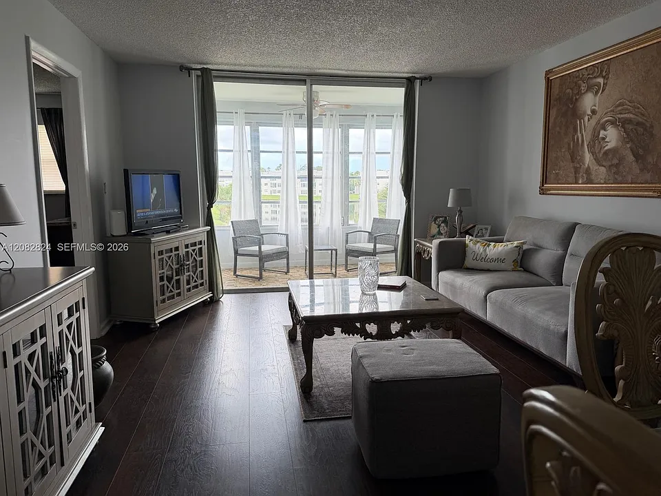 8220 Sunrise Lakes Blvd #211