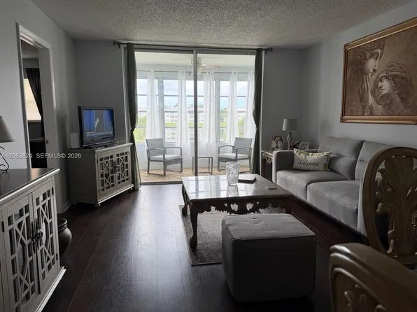 8220 Sunrise Lakes Blvd APT 211, Sunrise, FL 33322