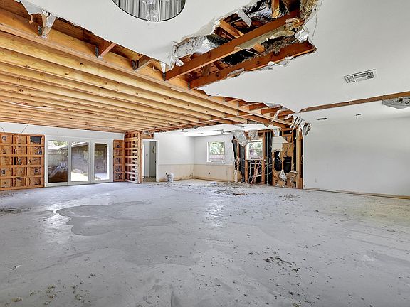 4th image of 7915 S Braeswood Blvd