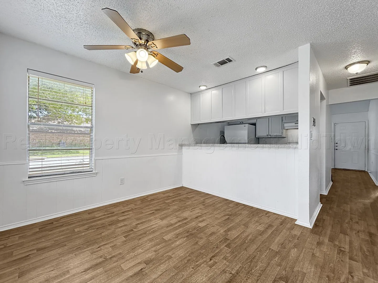 Charming townhouse in the heart of Arlington — Photo 3