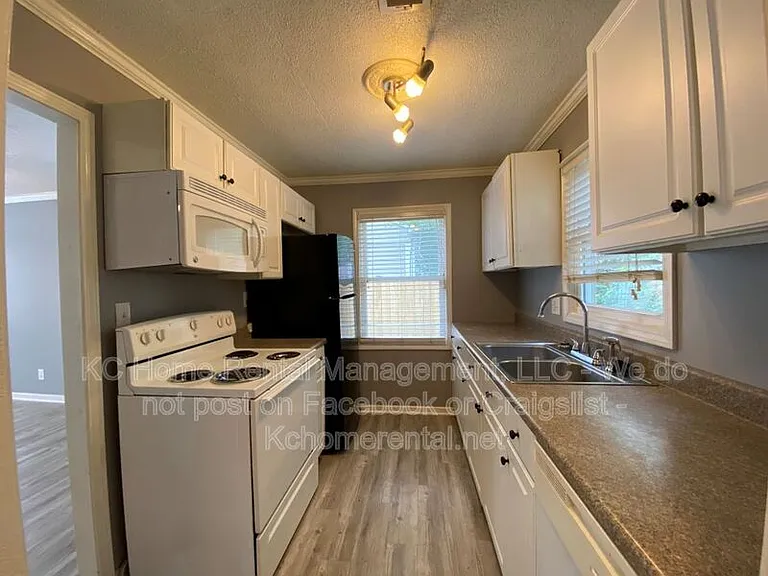 704 NE 45th Ter — Photo 5
