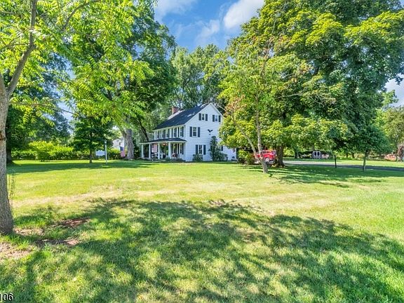 4th image of 585 Meadow Rd