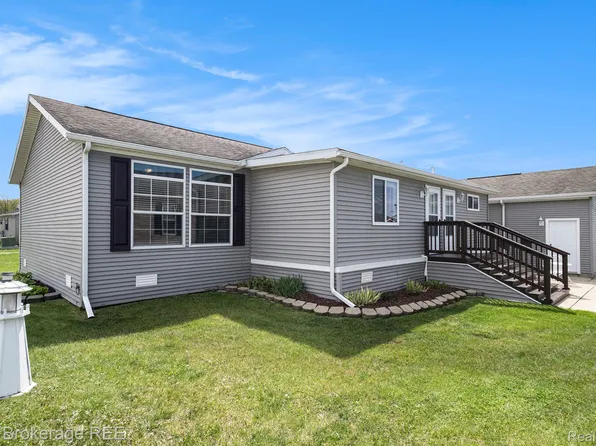 16213 Oxford Ct, Holly, MI 48442