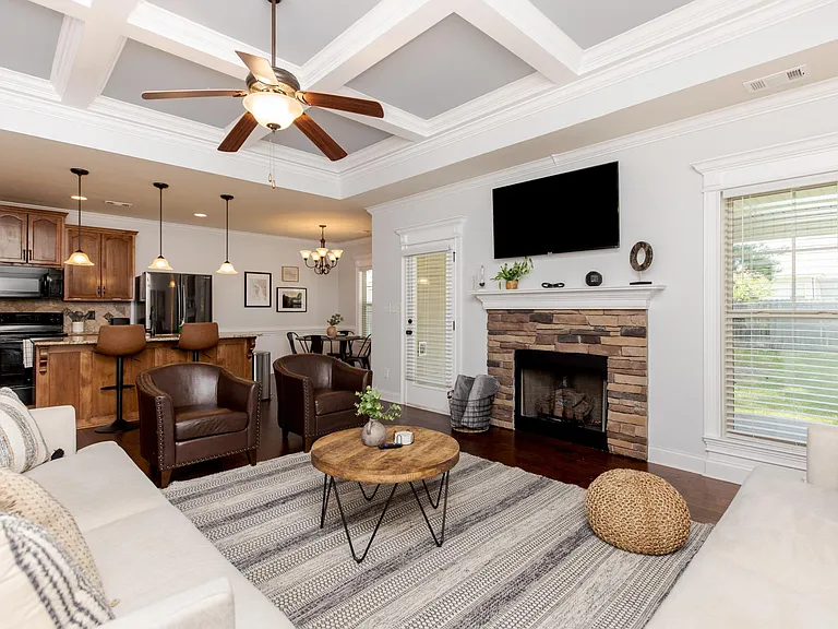 Spacious Living room w/TV streaming