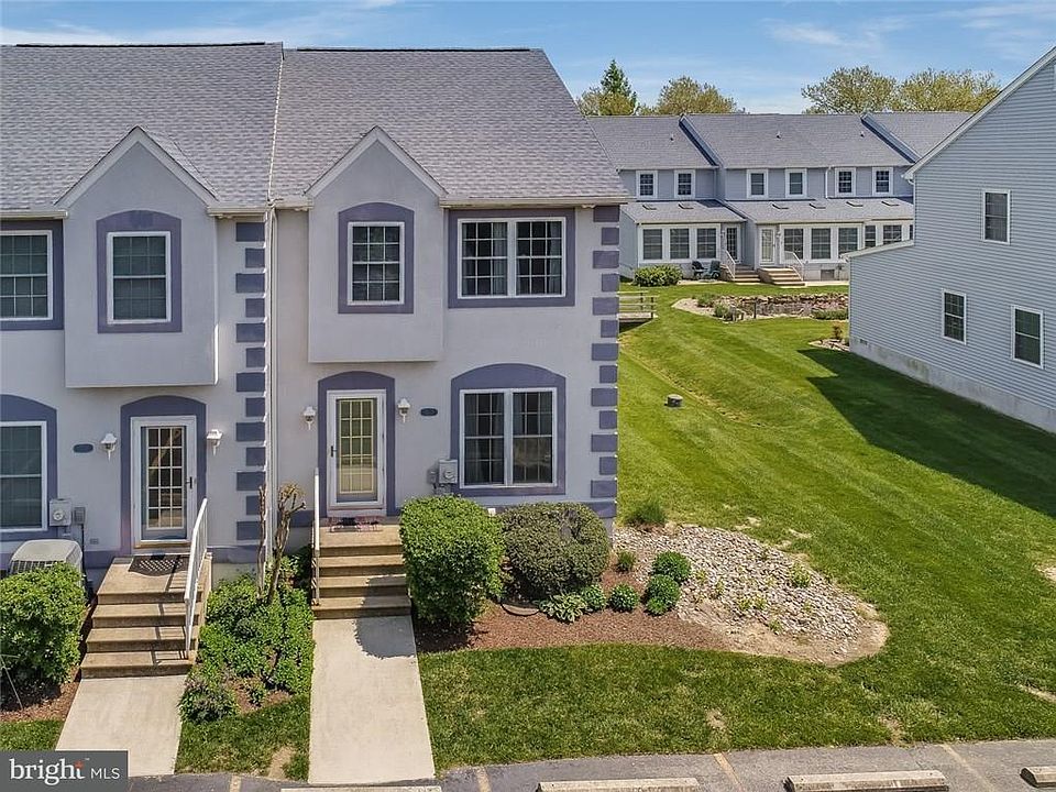1st image of 320 Blue Heron Dr