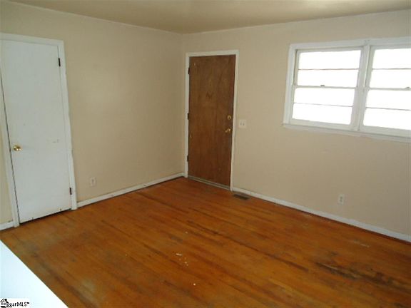 4th image of 211 Bluff Dr