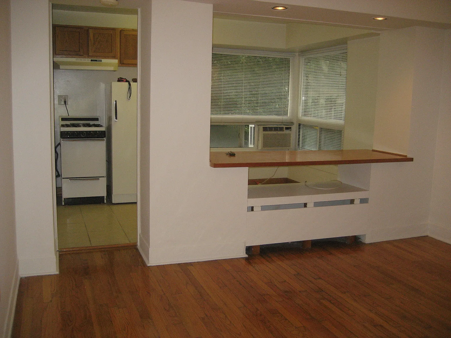 60 E Bellevue Pl — Photo 2