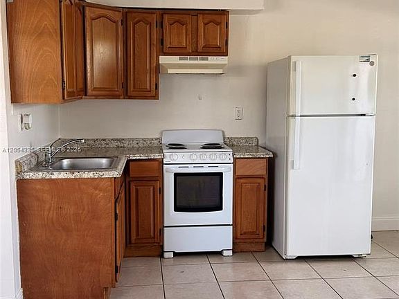 4th image of 978 SW 10th Dr APT 10