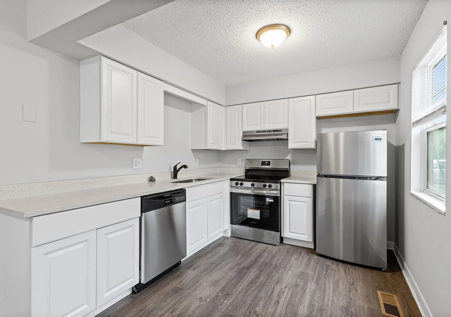 Redwood Village Townhomes — Photo 3
