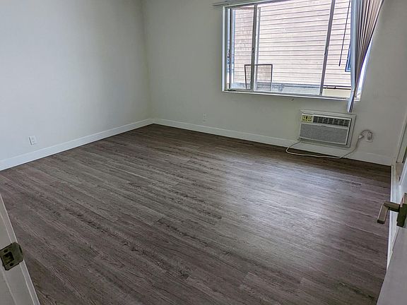 4th image of 4-1219 Larrabee St #4