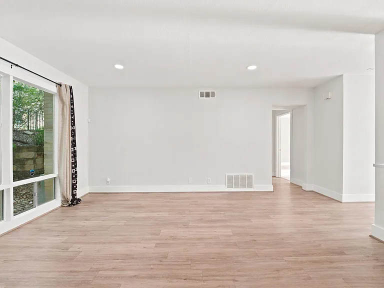 5332 Balcones Dr #B — Photo 8