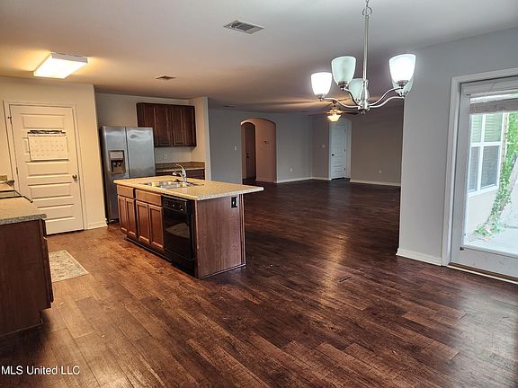 3rd image of 7 Whisperwood Ln
