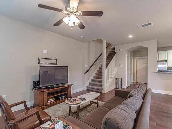 4th image of 313 S Kealy Ave