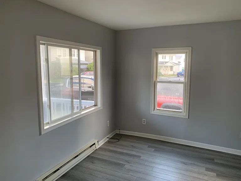 323 Porter Ave — Photo 3