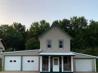 42 E Main St, Waterville, IA 52170