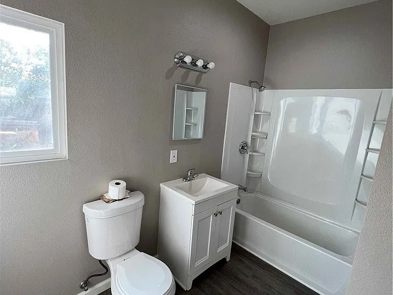 10026 Portola Ave — Photo 3