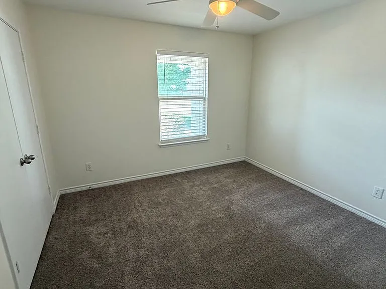 300 Stanford Dr — Photo 4