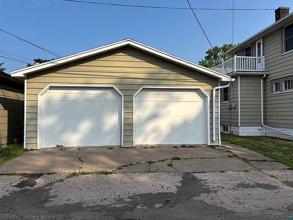 5th image of 417 N 38th Ave W