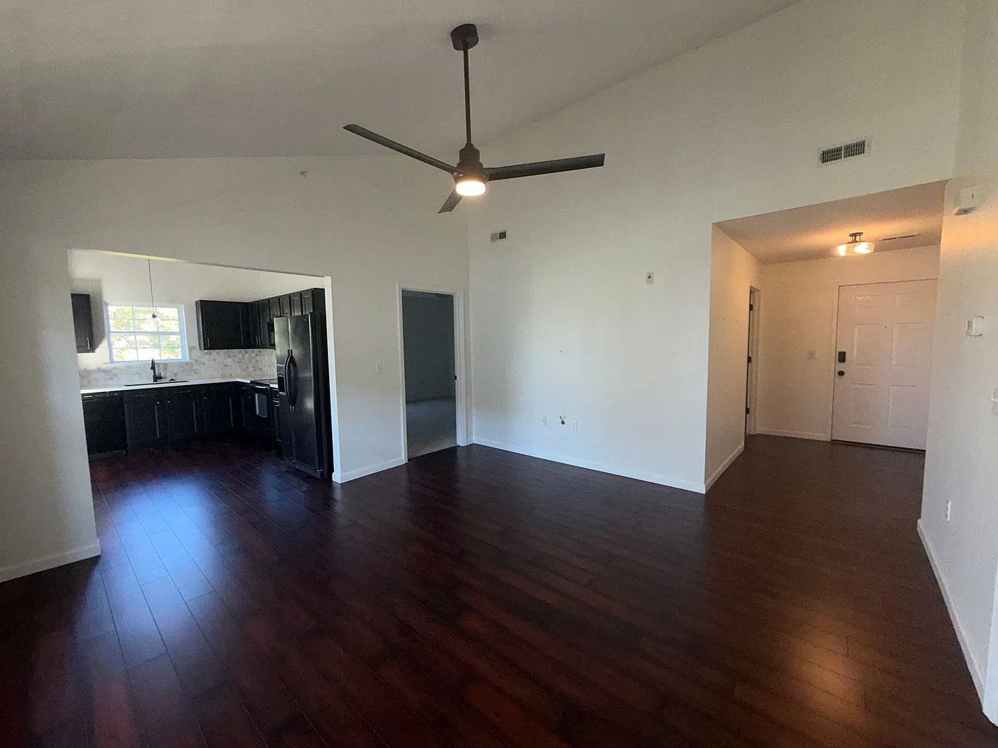 Spacious 2 Bedroom and 2 bath for Rent — Photo 4