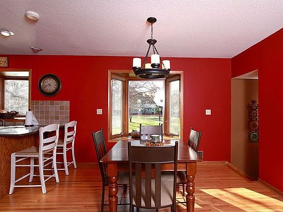 The kitchen and dining area is great for entertaining!