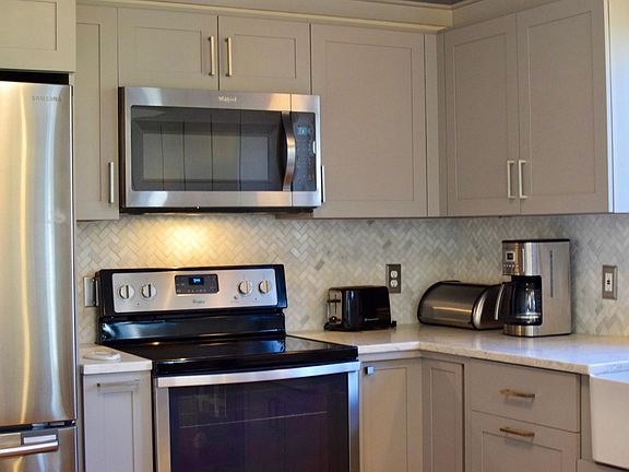 5th image of 261 Blackberry Hill Dr
