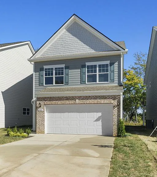 223 Emmett Dr — Photo 3