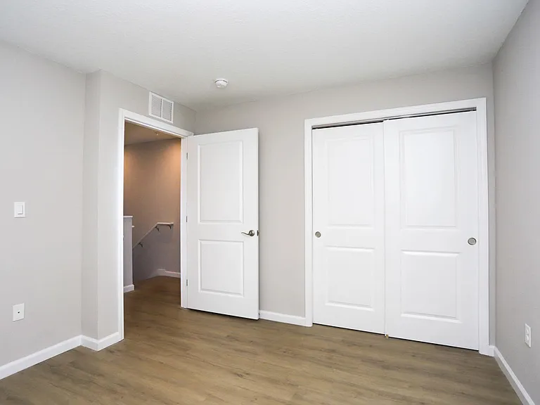 Royal Oak Apartments — Photo 21