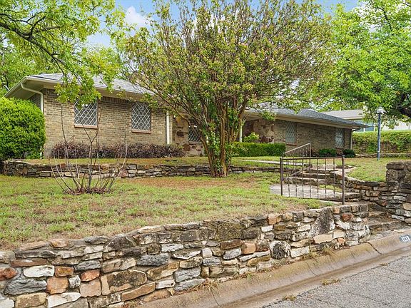 Beautiful natural rock retaining wall and walkway to entrance
