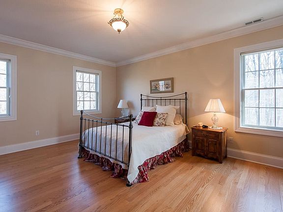 4th image of 4001 W Breezewood Ct