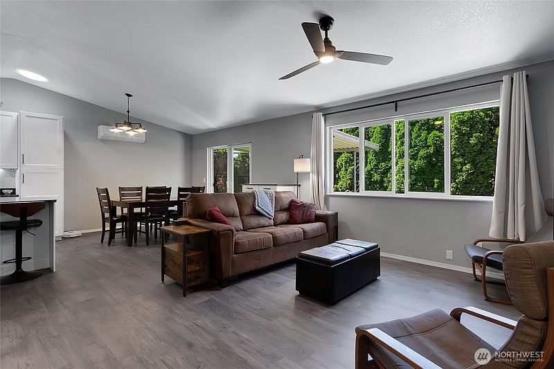 4th image of 128 Glacier Avenue S