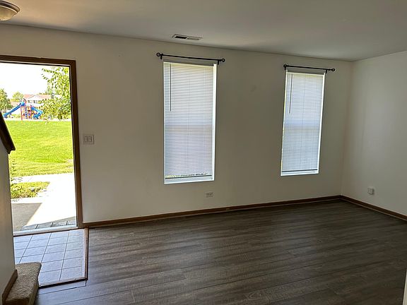 4th image of 952 Four Seasons Blvd