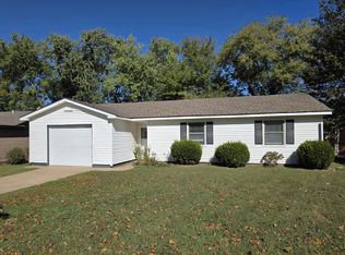 409 E 5th Pl, Grove, OK 74344