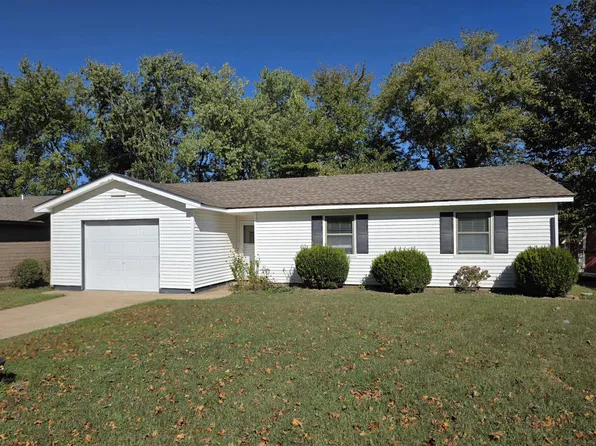 409 E 5th Pl, Grove, OK 74344