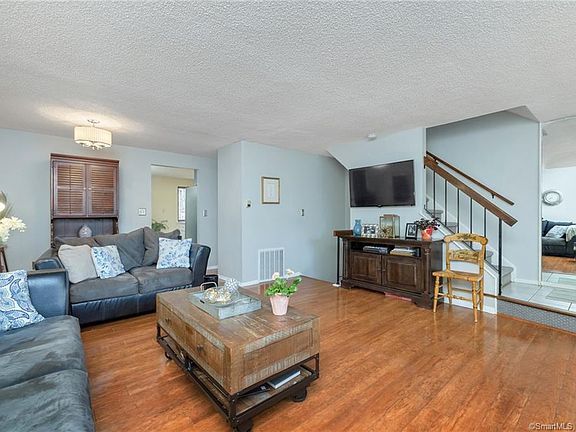 3rd image of 19 Conestoga Way #19