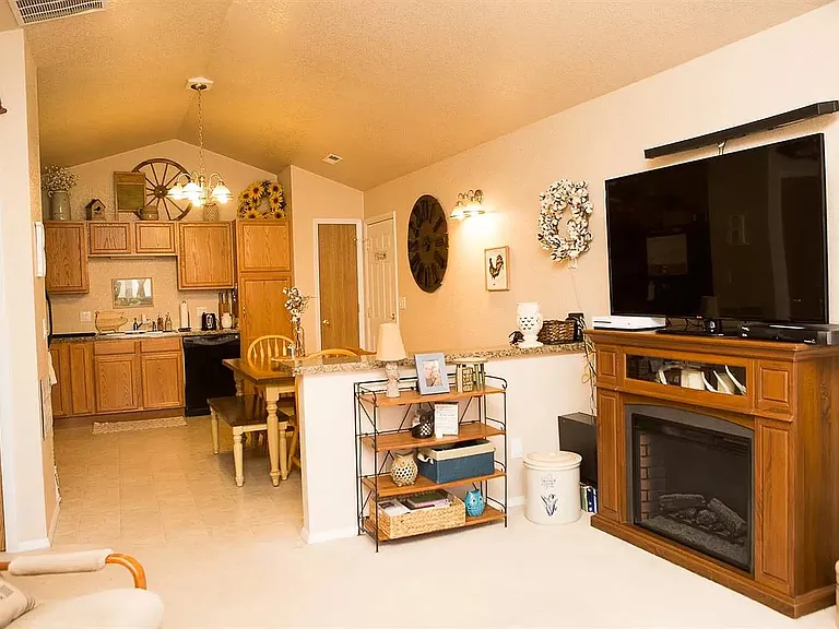 1135 Boswell Dr — Photo 3
