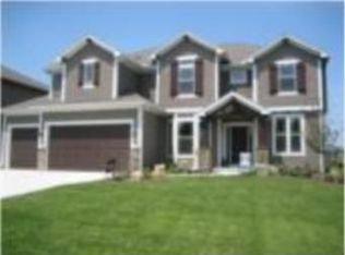 11477 S Lakecrest Dr, Olathe, KS 66061