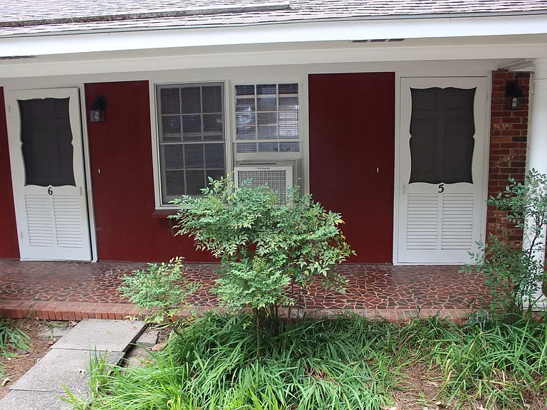 218 Cochran Rd — Photo 1