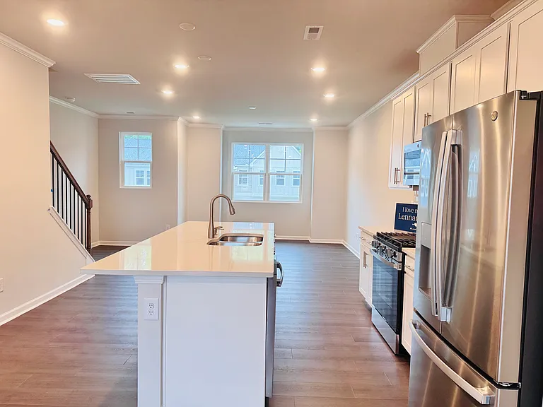 323 Deercroft Dr — Photo 3