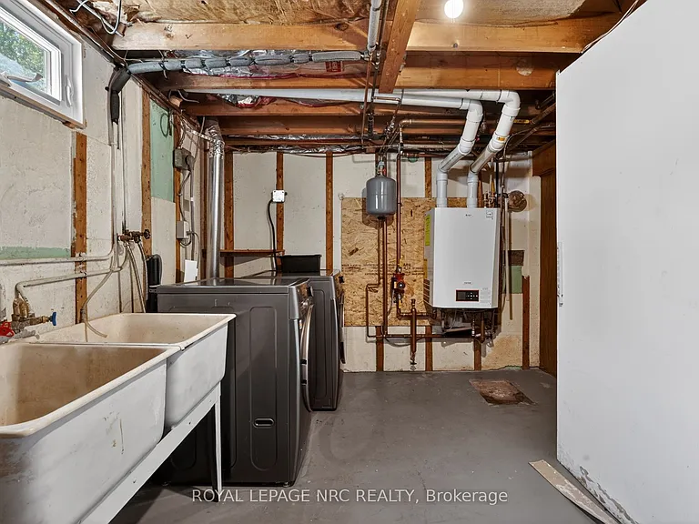 268 Henrietta St — Photo 39