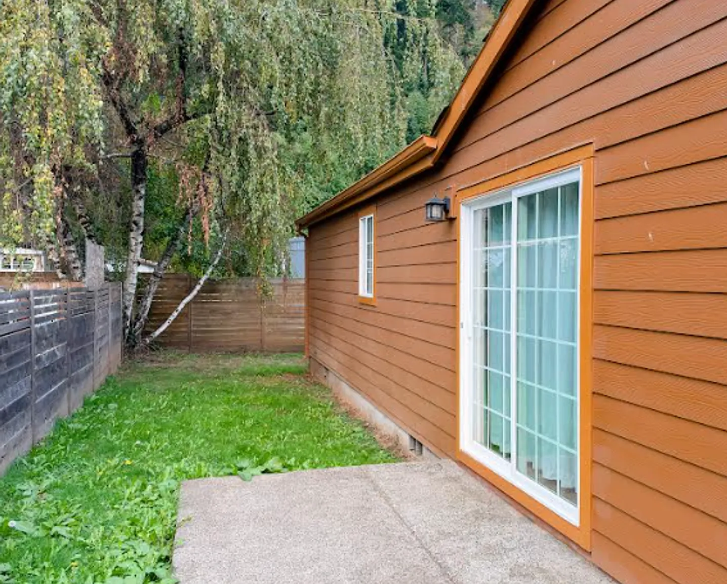 Charming Cascade Locks-3-Bedroom, 2-Bath Home 1,710 Sq Ft — Photo 4