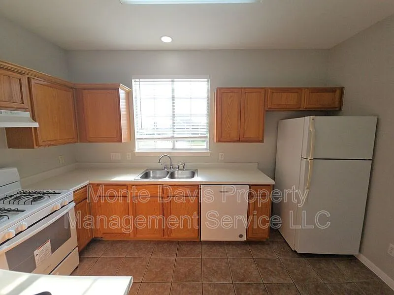 3 bed, 2.0 bath, 1180 sqft, $1,600 — Photo 4