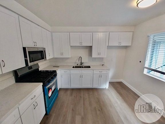 3rd image of 11523 Menlo Ave APT B