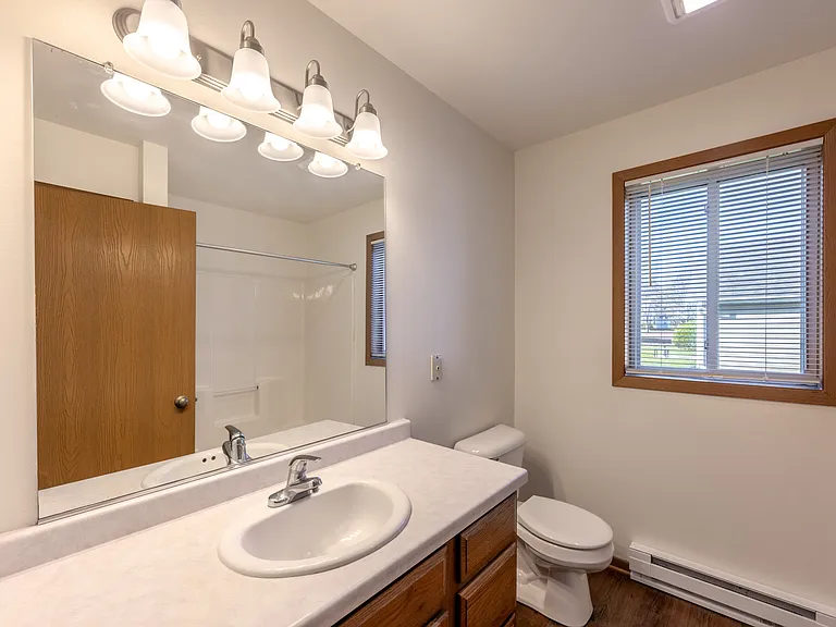 729 Van Es Pkwy — Photo 1