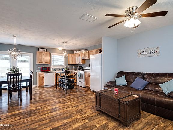 5th image of 626 Village Ln